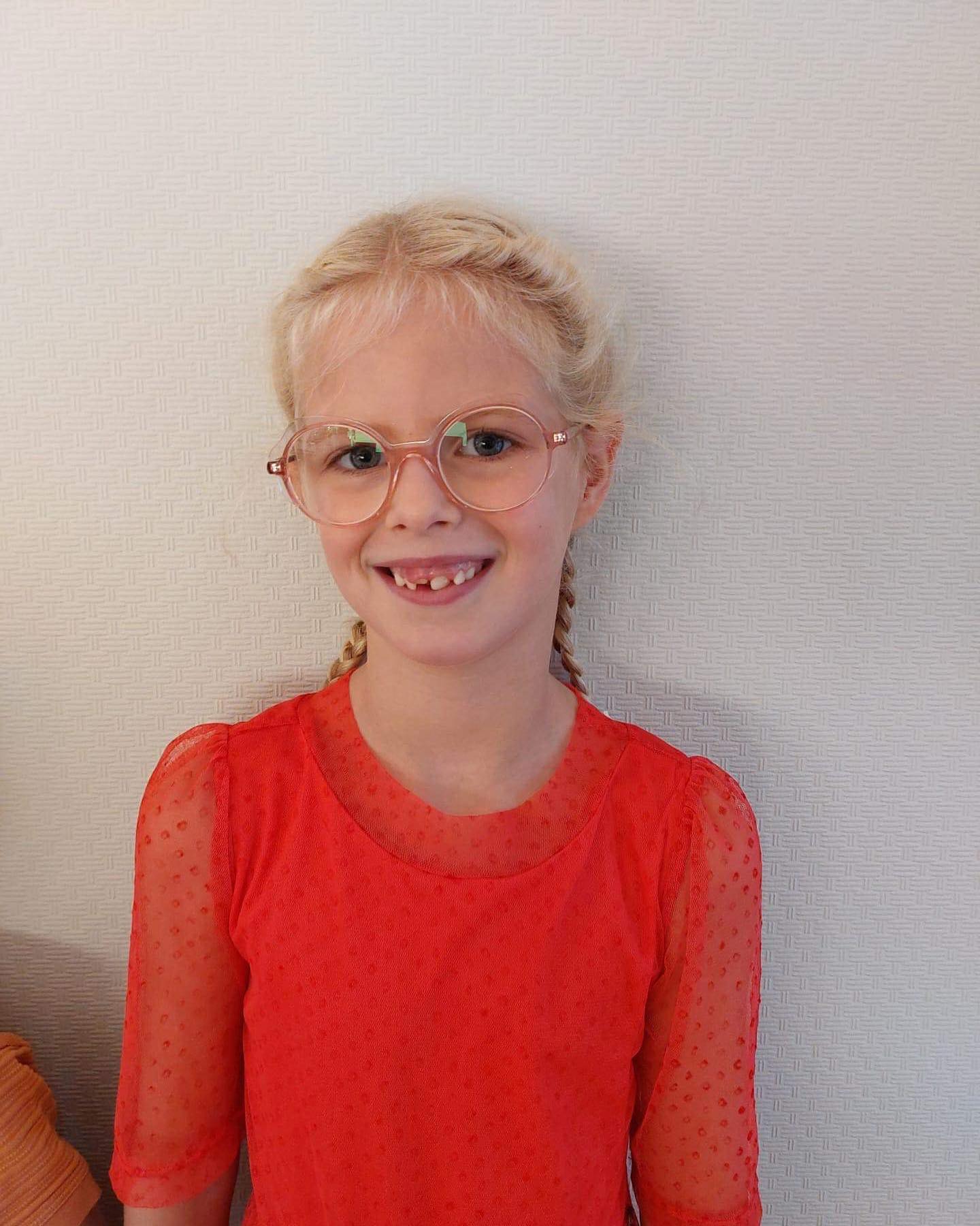 Gwen is het schooljaar goed gestart met haar nieuwe bril 🤓 💕

#optiekkarine #dressyoureyes #heusdenzolder #opticien #optometrist #kinderbrillen